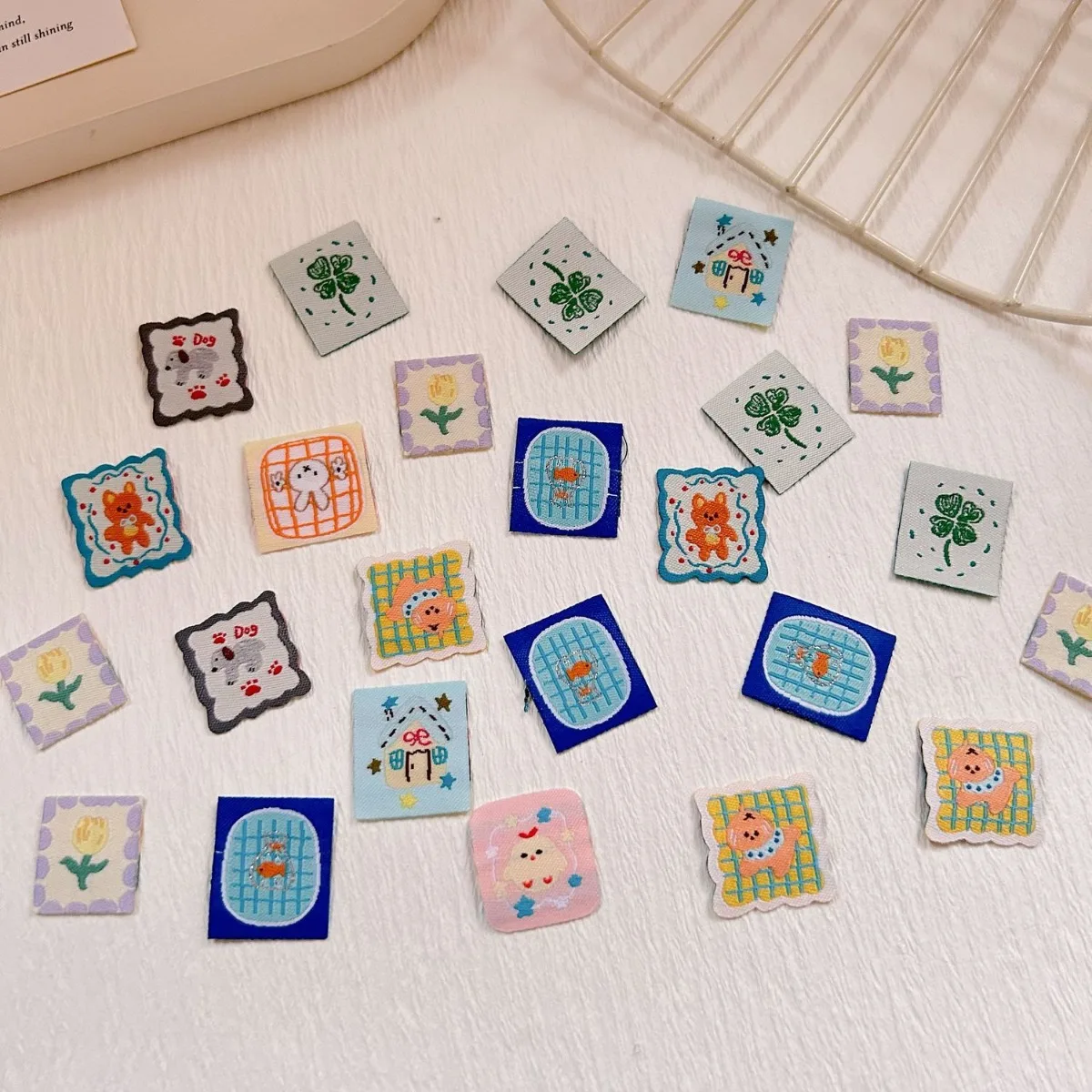 수제 직조 라벨 2cm 미니 접착식 패브릭 태그 DIY 곰 강아지 병아리 클로버 장식, 배송 준비 완료