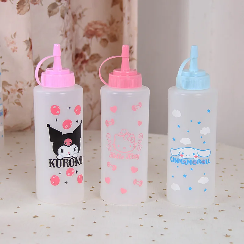 

Cute Cartoon Hellos Kittys Cinnamorolls Oil Jug Plastic Oil Filter Jug Tomato Sauce Salad Dressing Jar for Household Kitchen