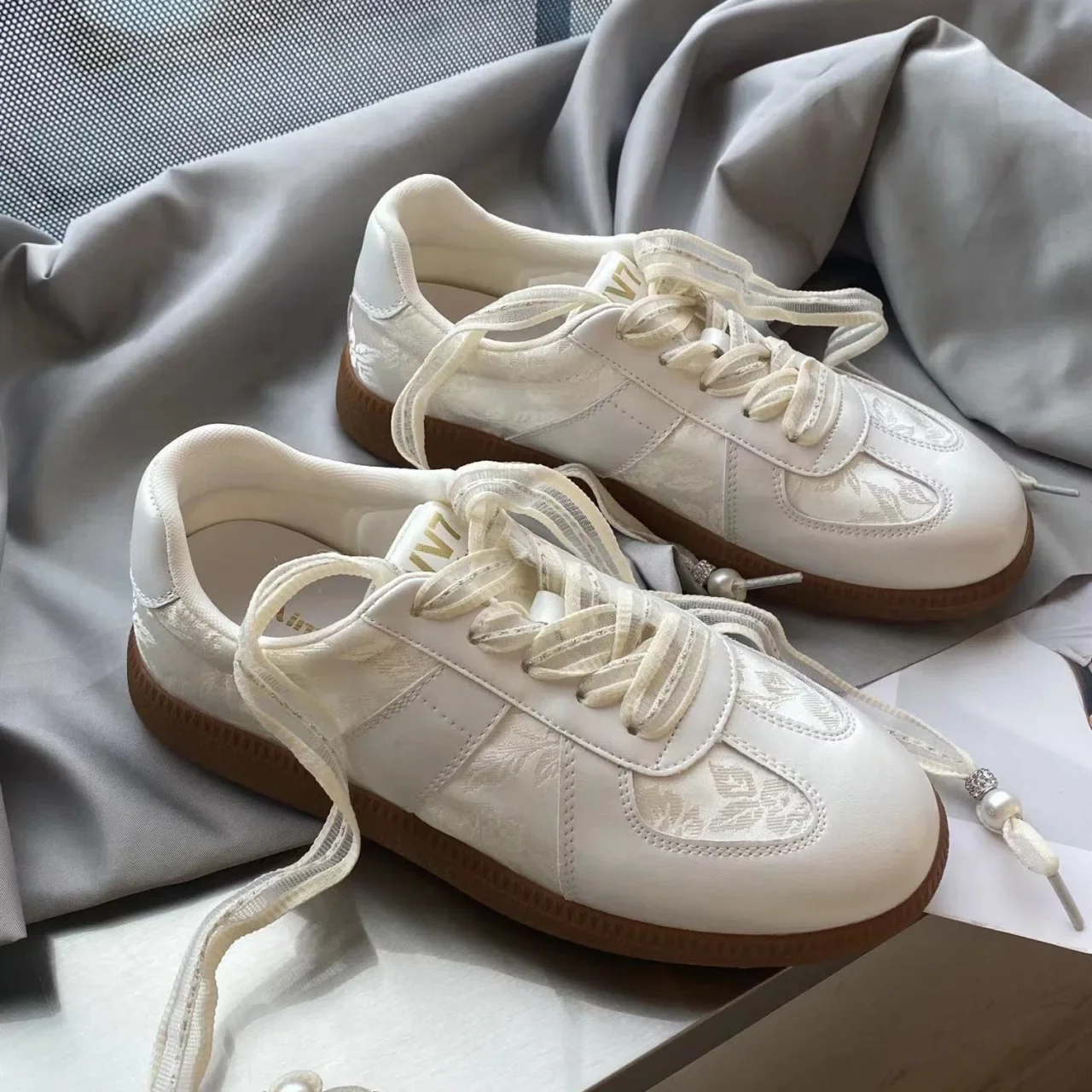 أحذية مشي رياضية على الطراز الصيني للسيدات لعام 20...