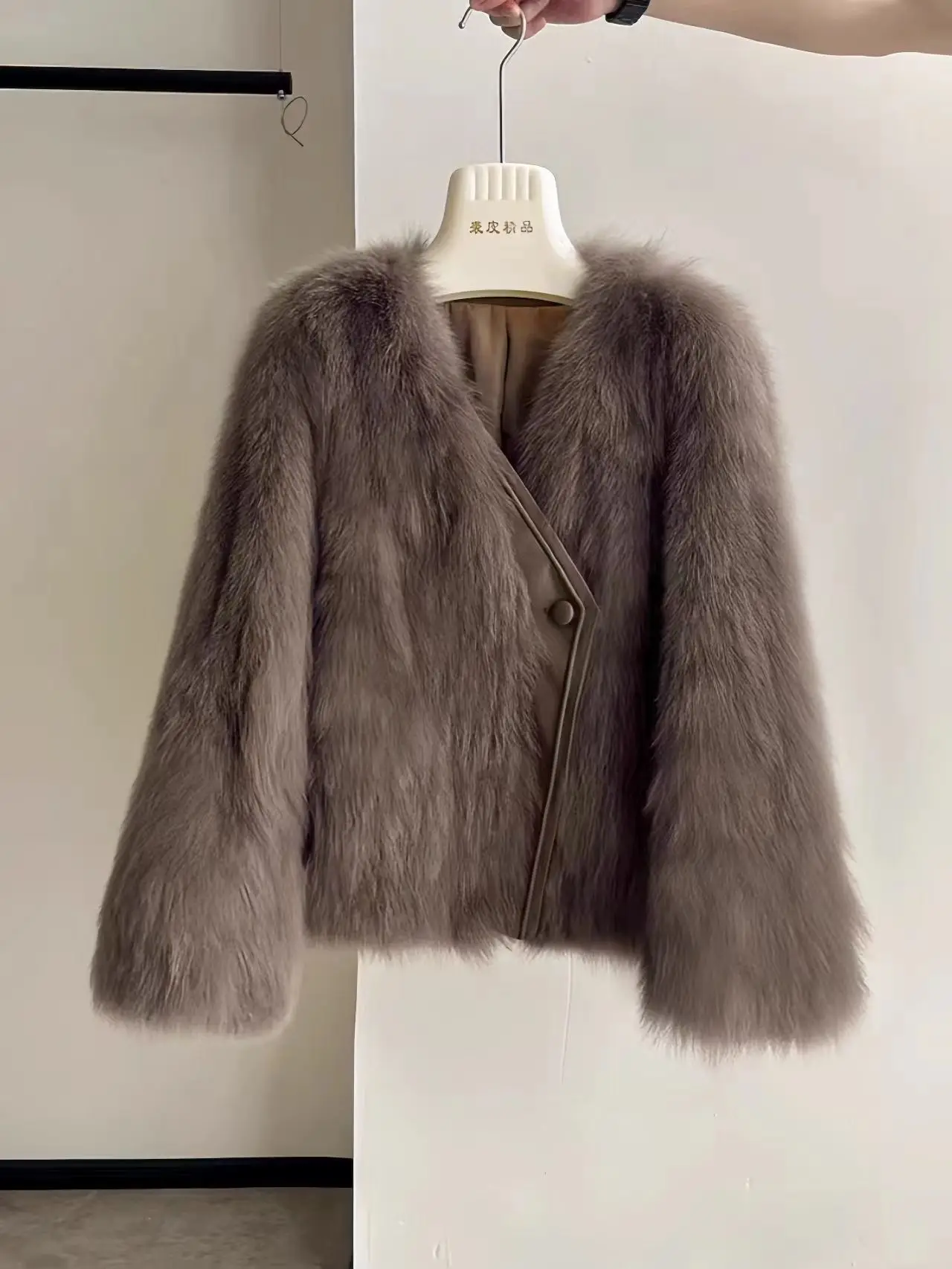 Faux Fox Fur and Grass Coat, V-neck One Button Short Small Fragrant Style Women's Fur Coat, Winter New 2024