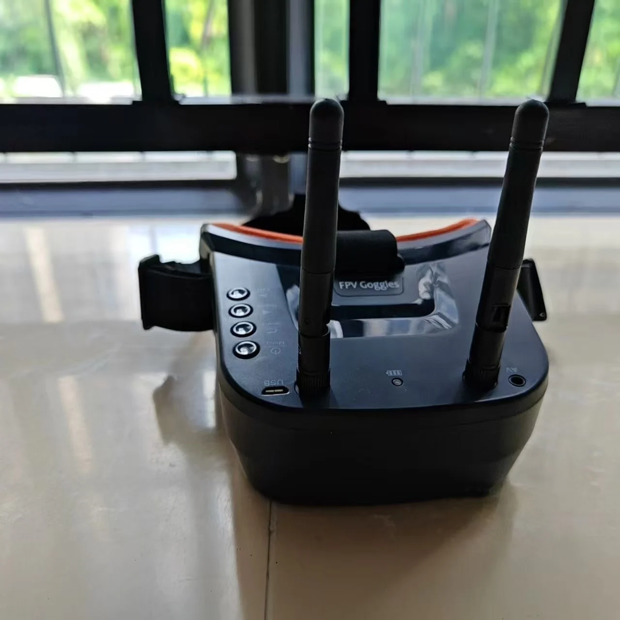 Vue de face des lunettes FPV 5.8G 40CH 3 pouces HD DVR LS-VR009 avec antennes et courroie de fixation