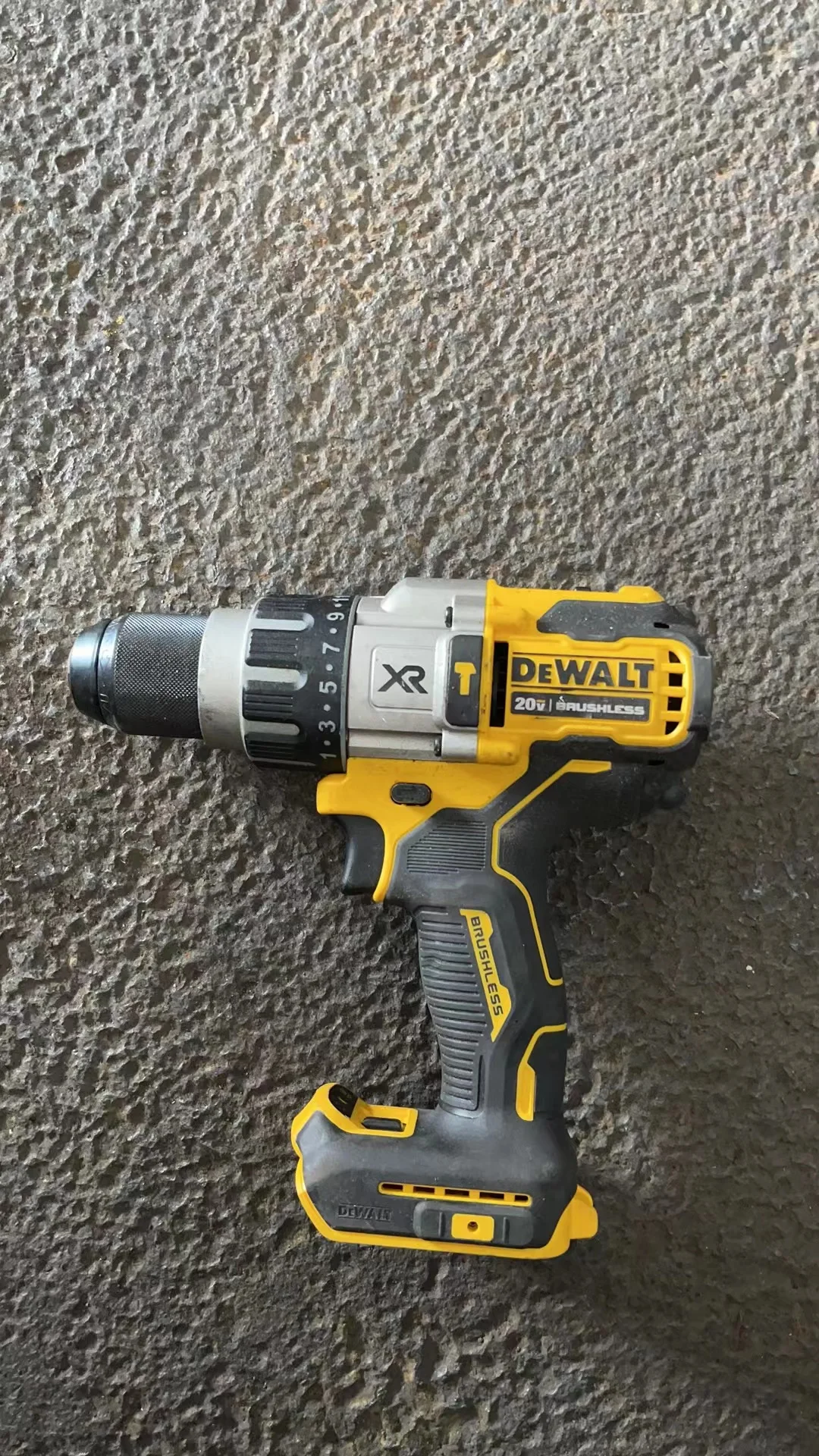 

DEWALT DCD998B 20V 1/2” BRUSHLESS 3 SPEED HAMMER DRILL W/FLEXVOLT ADVANTAGE body only second-hand