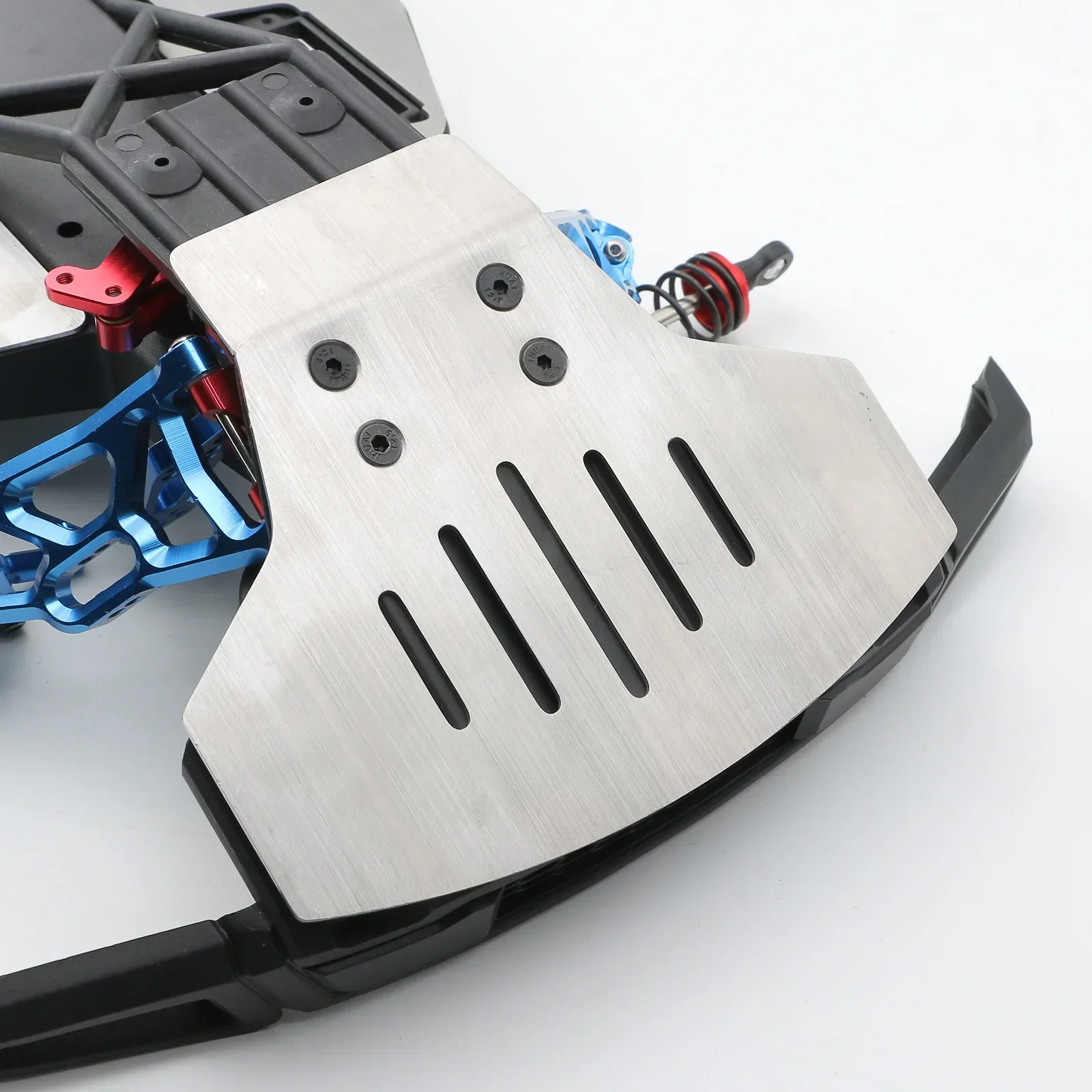 Quatre amortisseurs de voiture RC en acier inoxydable alignés avec leurs fixations