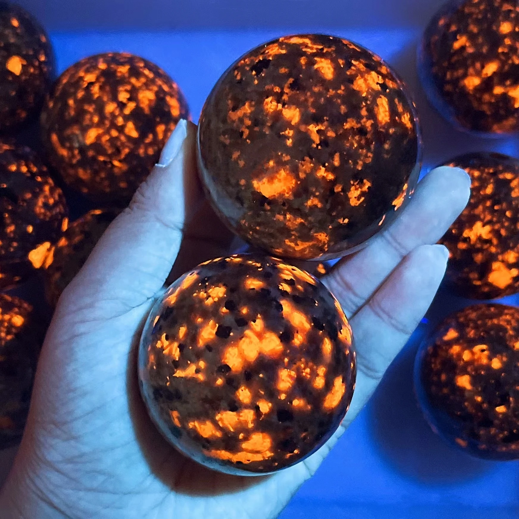 Natural crystal Yooperlite Sphere Crystal Stone Chakra Ball Energy Wicca Flame Stone Reiki Healing Spiritual Witchcraft Gift 2