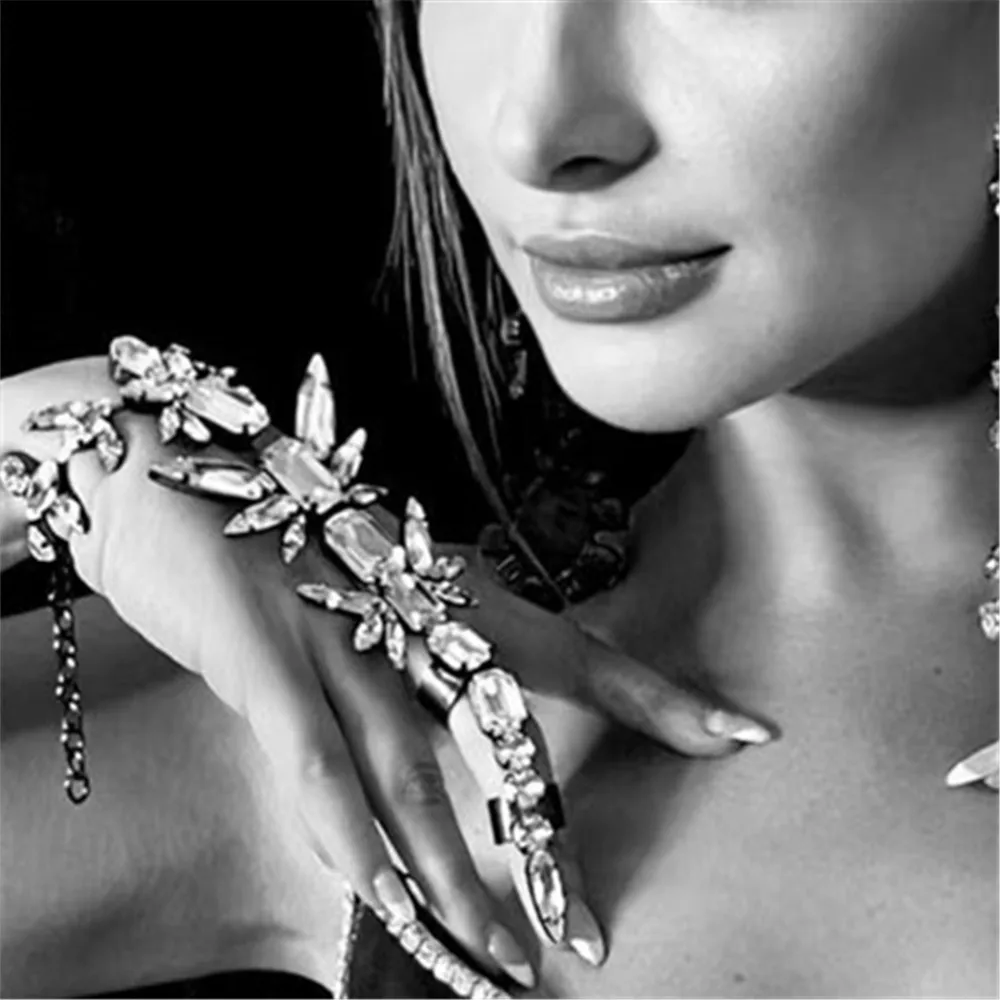 

Exaggerated Rhinestone Geometric Square Finger Bracelet Ring Hand Jewelry for Women Crystal Wedding Hand Back Bracelet Bangles
