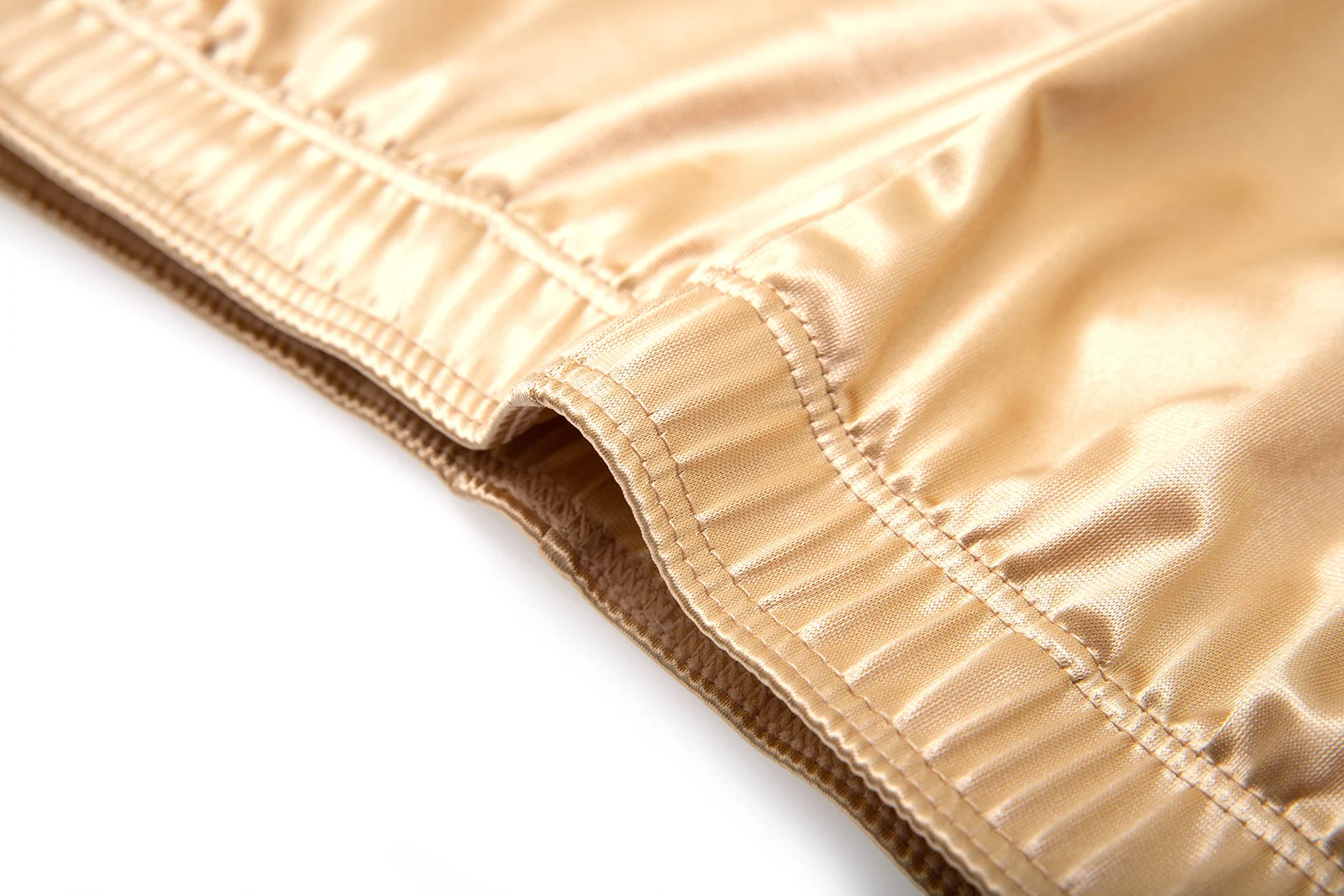 Sexy Herren Bodybuilding Gym Shorts aus Glattem Satin, Luxuriöse Tiefsitzende Split-Shorts für Laufen und Training, Sportbekleidung für Workout und Jogging – Detail 9