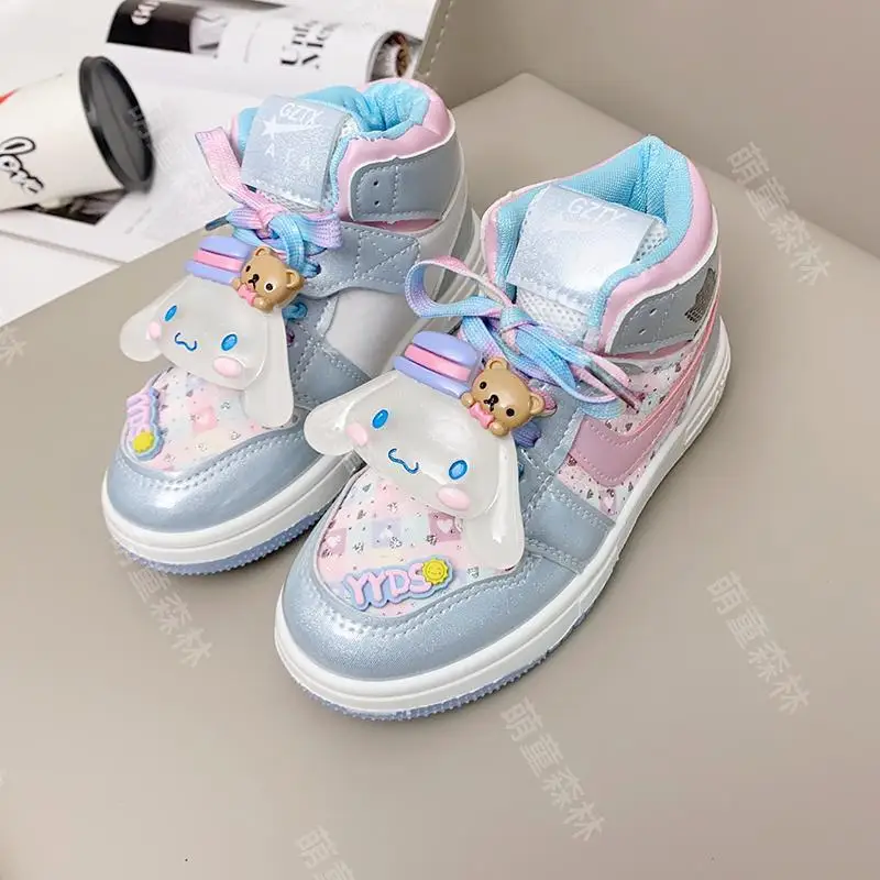thumbnail image 1 of Sanrios Hellokittys Cinnamoroll My Melody Kuromi zapatillas para niños zapatillas luminosas de dibujos animados zapatos planos casuales zapatos versátiles de caña alta, 1 of 5