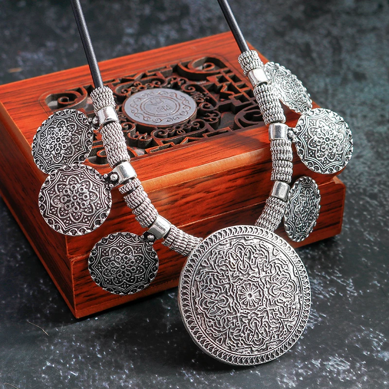 Aihua Boho Statement-Halsketten mit geschnitzten, hohlen Blumen und Schmetterlingen für Damen, Vintage Ethnischer Tibetischer Silberschmuck – Detail 3