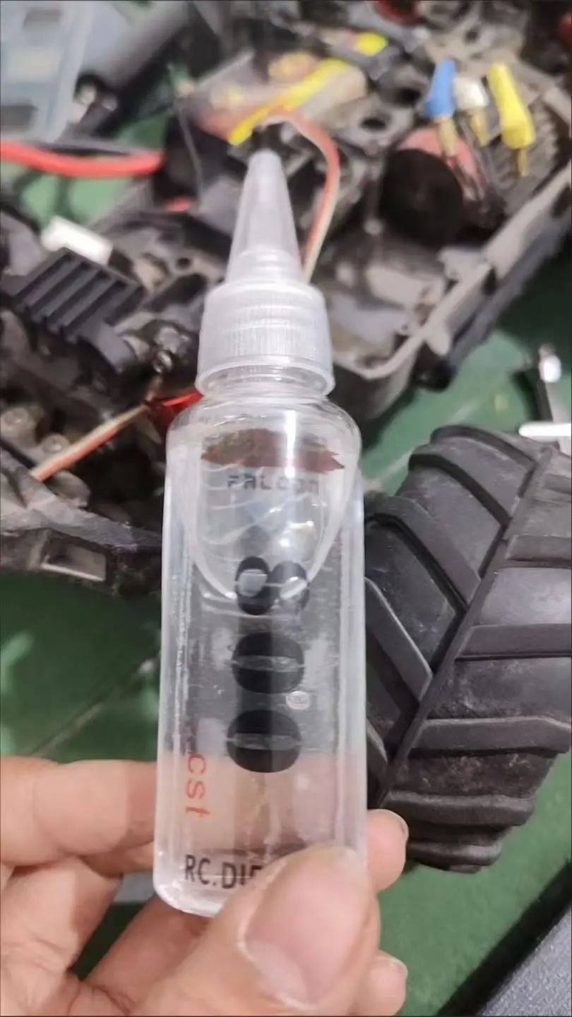 Vue latérale d'un pneu de voiture RC 1/10 4x4 tout terrain, montrant sa bande de roulement épaisse.