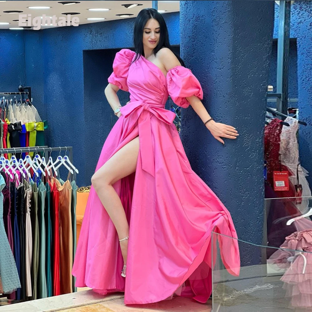 

Атласное платье с одним открытым плечом, разрезом сбоку и коротким рукавом