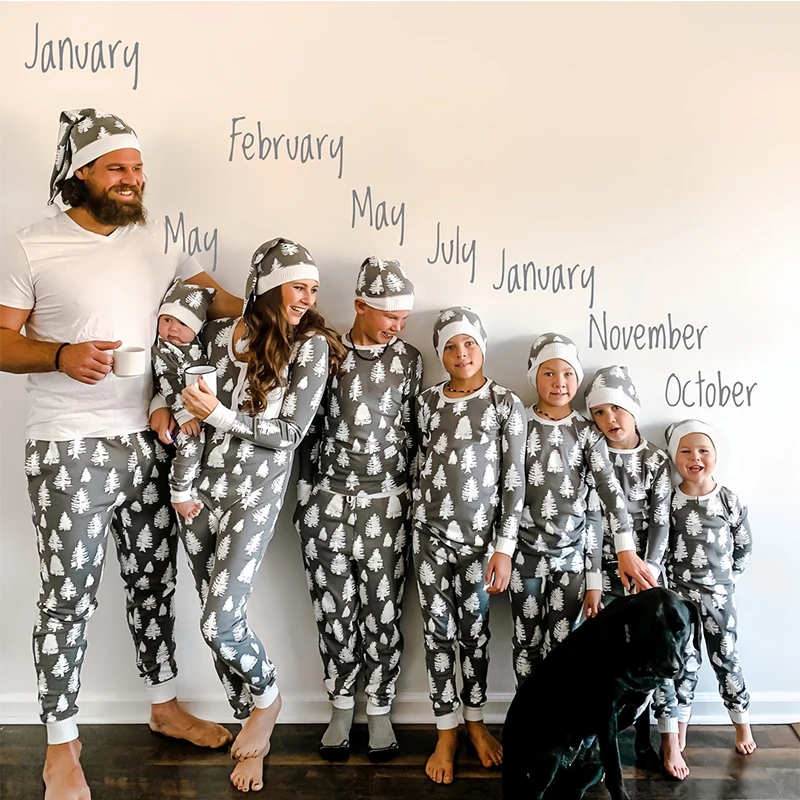 Moda 2025 Año Nuevo Conjunto familiar a juego Estampado de árbol de Navidad Mono informal para mujer Camiseta para hombre Pantalones Conjunto de pijamas navideños para niños