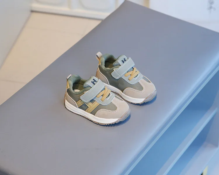 Zapatos Deportivos para Niños, Transpirables, Antideslizantes, Cómodos, Ligeros, con Cierre de Velcro, Suela Suave, para