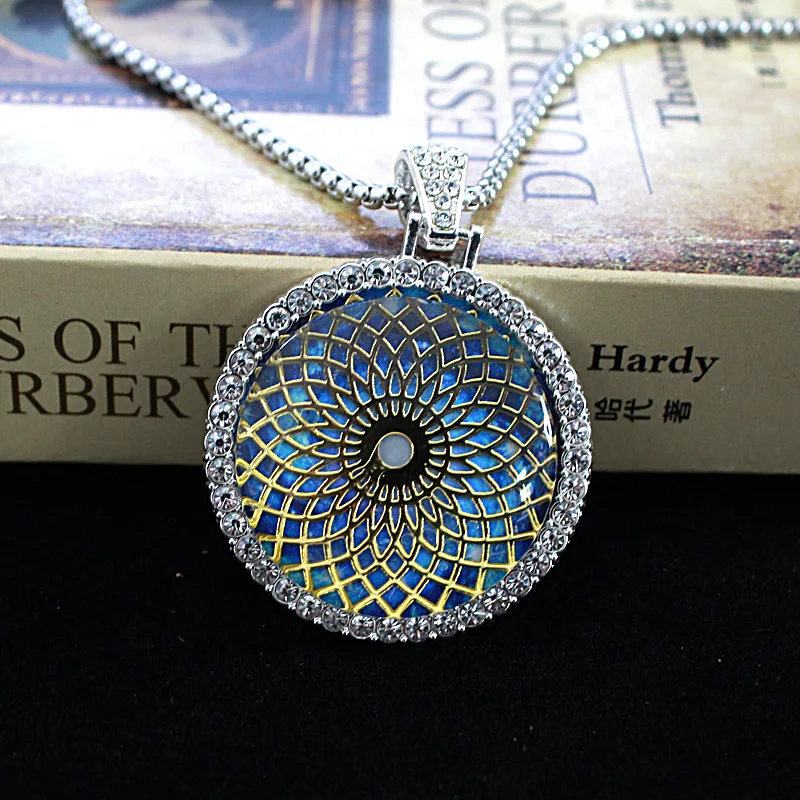 Detalhe da peça colar mandala azul com zircônias