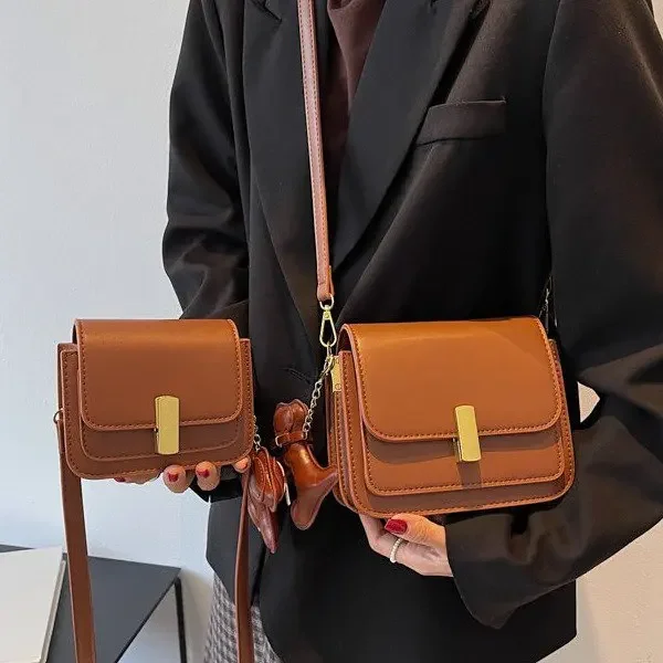 Popular Small Square Versatile Fashion Messenger for Women 2024 New Stylish Textured Commuter Shoulder Bag