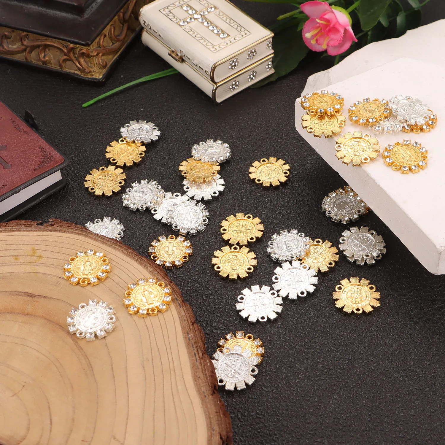 20PCS 합금 공예 크로스 펜던트-라운드 3 홀 라인 석 가장자리 DIY 묵주 목걸이/팔찌에 대한 성 베네딕트 메달 참