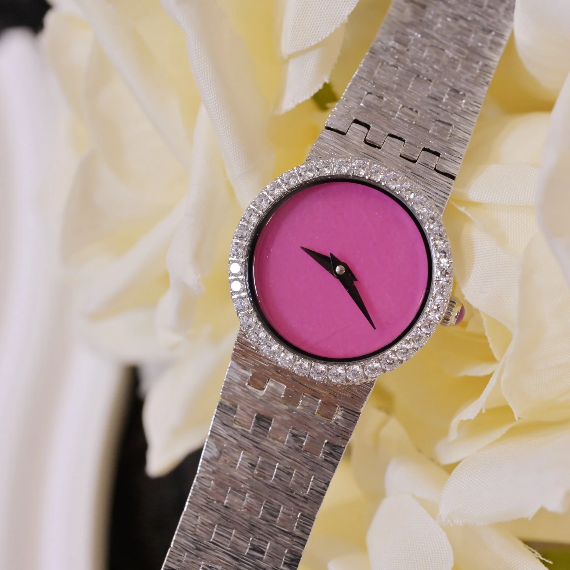 الجاديت الأحمر 2024 ساعة نسائية جديدة القرون الوسط...