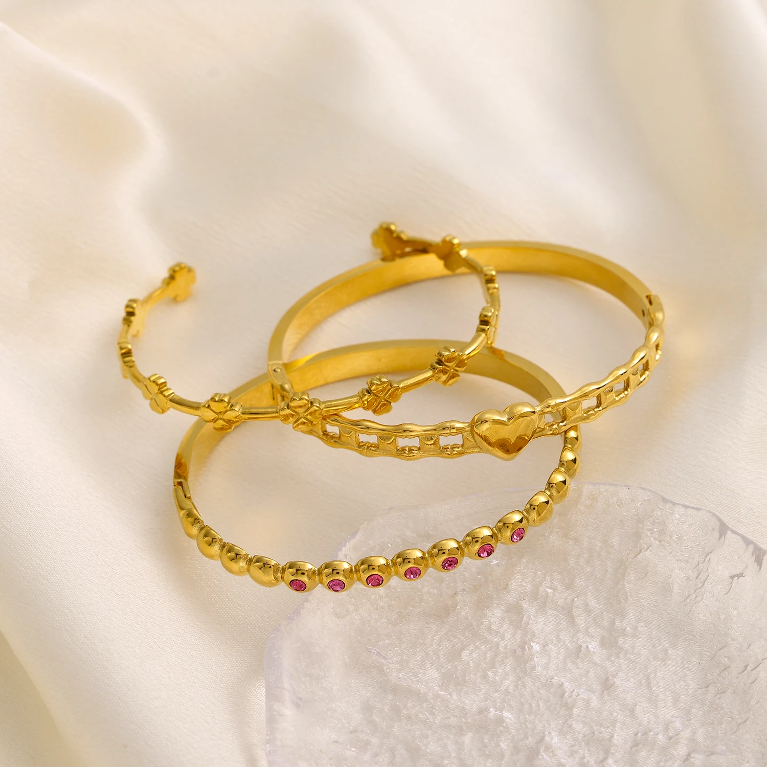 CARLIDANA Hot Sale Popular Jewelry Bracelet Heart-shaped Love Stainless Steel Zircon Gold Color Open Bnangle For Women 3