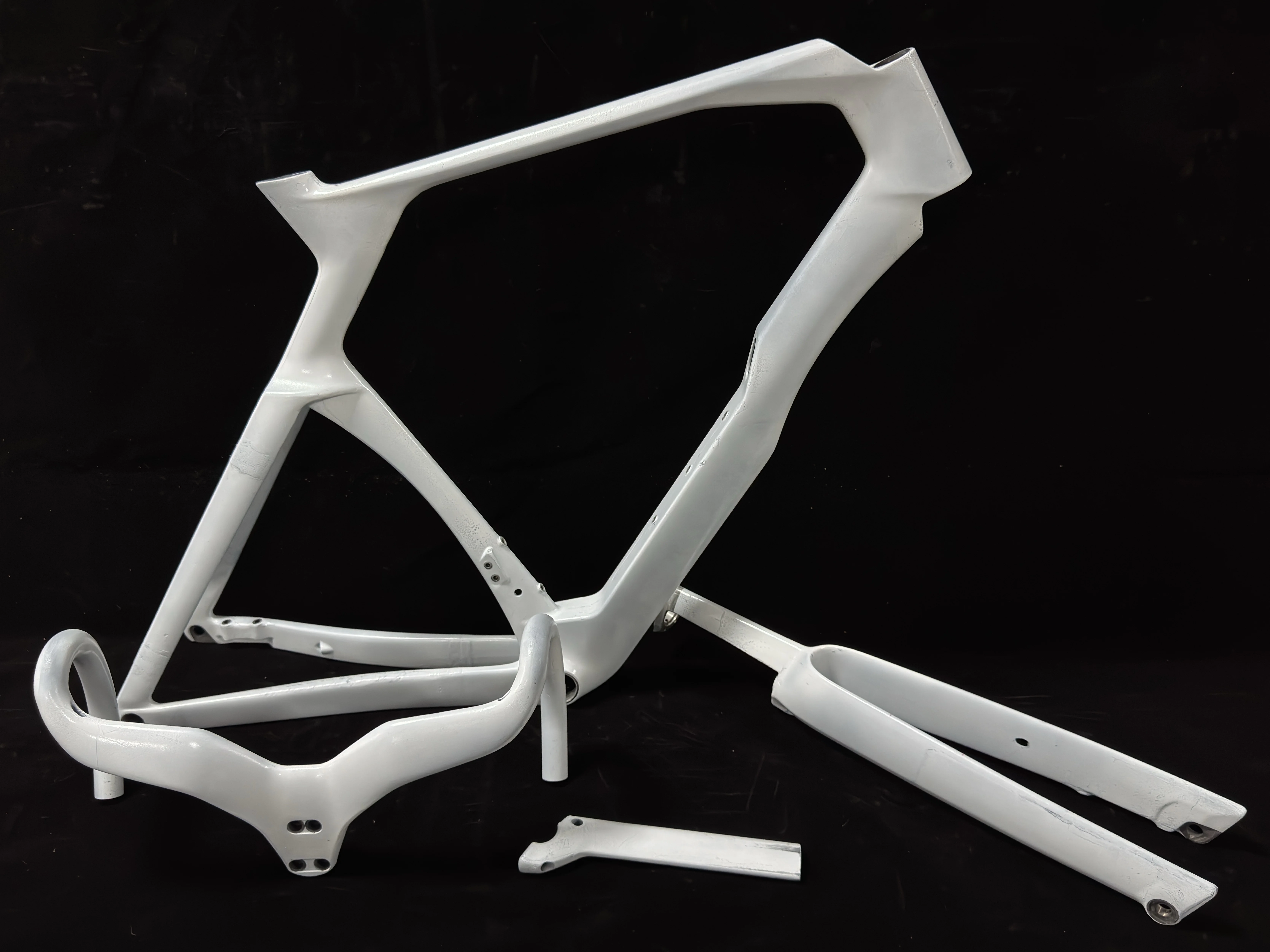 מסגרת אופני כביש קרבון T1100 בצבע שחור מאט ולבן מאט