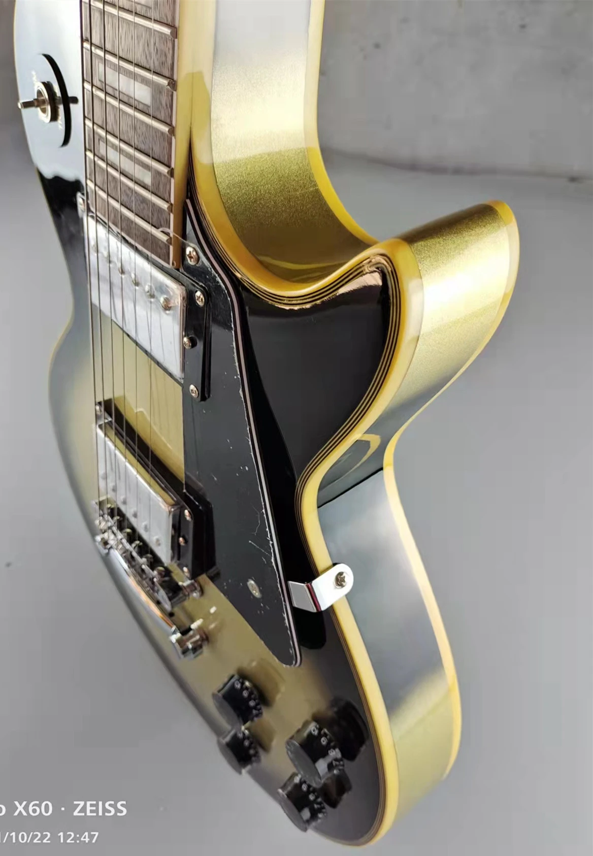 

Custom electric guitar, yellow logo, 1960s, retro silver and silver accessories, mahogany body, imported environmental protectio