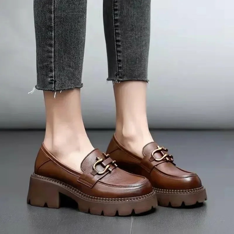 

Женские лоферы на высоком каблуке, Офисная профессиональная обувь с металлическим украшением и круглым носком на толстой подошве, 2024