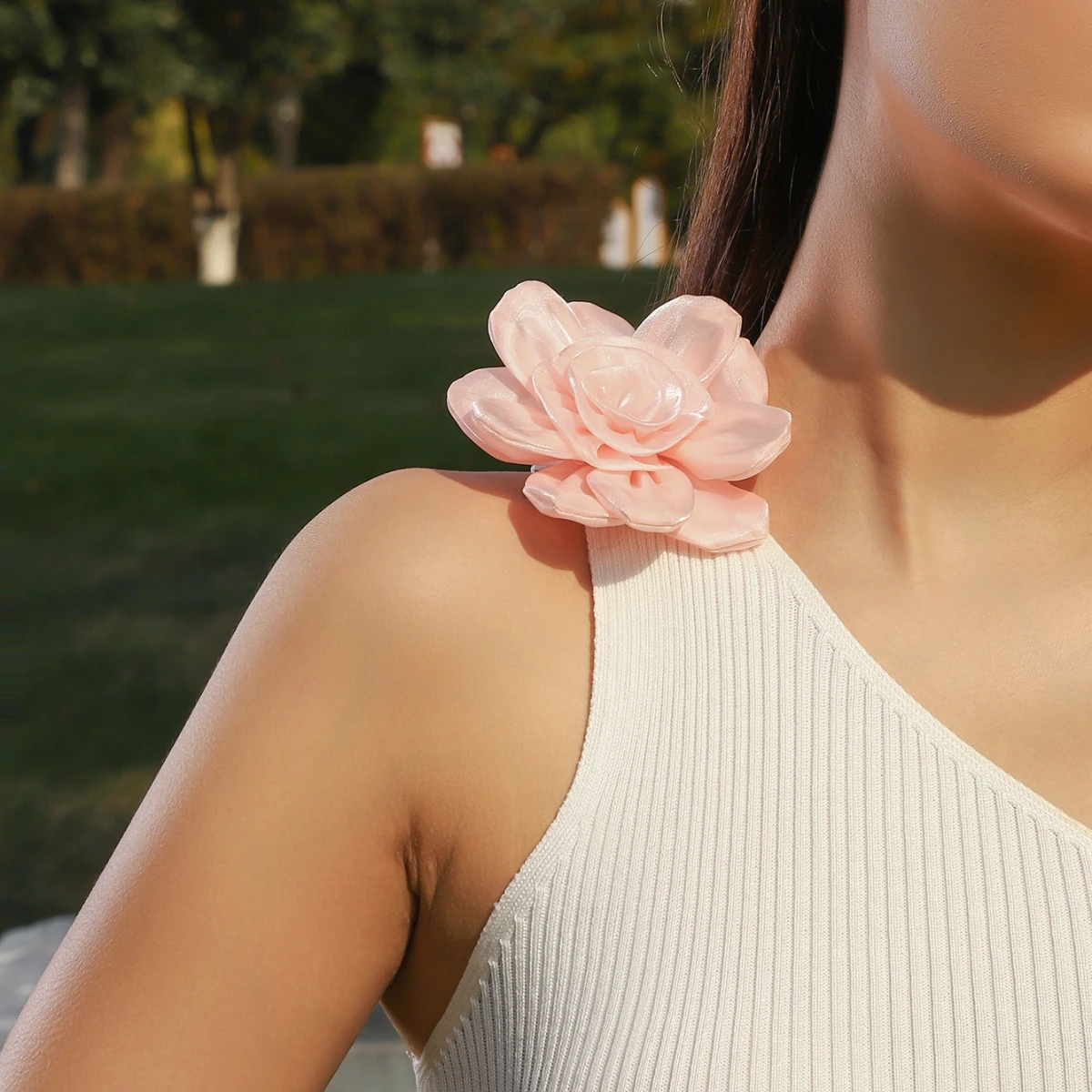 12CM New Fashion Delicate Fabric Flower Brooch for Women French Luxury Lapel Pins Party Weddings Clothing Jewelry 2025 Gifts