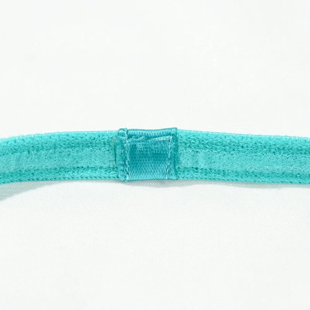 Gros plan sur le tissu extensible et le bandeau extensible en caoutchouc antidérapant.