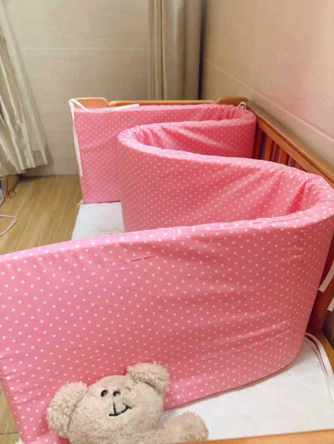 Un protecteur de lit de bébé adapté aux nouveau-nés, un protecteur de lit de bébé en coton avec matelas de bébé au design imprimé avec fermeture éclair pour