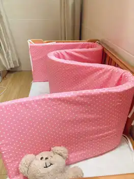 Una protezione per lettino adatta per neonati Una protezione per lettino realizzata in cotone con materasso per bambini dal design stampato con cerniera per