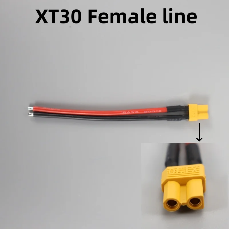 Câble adaptateur XT30 pour batterie drone RC posé à plat, avec fils noirs et rouges et connecteurs dorés.
