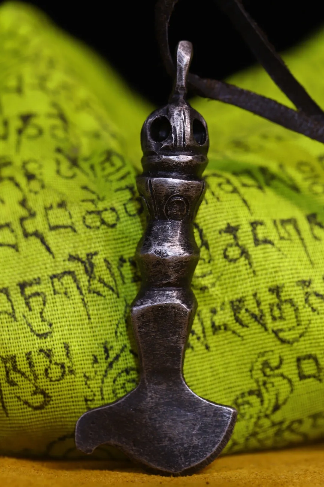 

Tibetan supplies: Tiantie, hand-beaten, chiseled, old ritual vessels, vajra axes, pendants, necklaces, pendants, Buddhist beads,