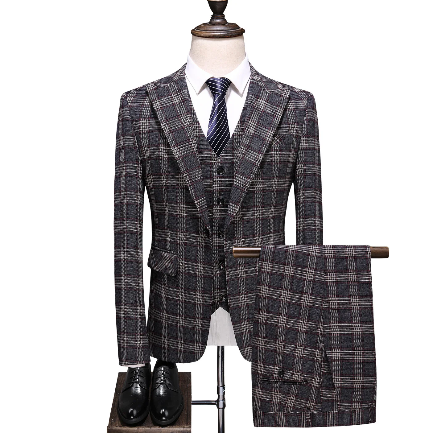 

A New Large Suit Men's Wedding Dress Suit