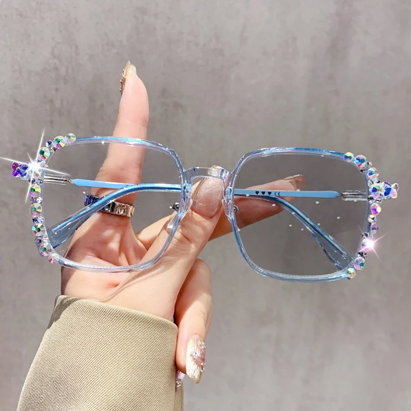 Elegant Photochromic Glasses with Color-Changing Lenses for a Sophisticated Style