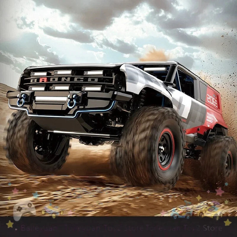 La MJX H18P Bronco Baja 1000 Rock Crawler 1/18 sans balais gravit une pente raide, montrant ses suspensions flexibles et ses pneus crantés.