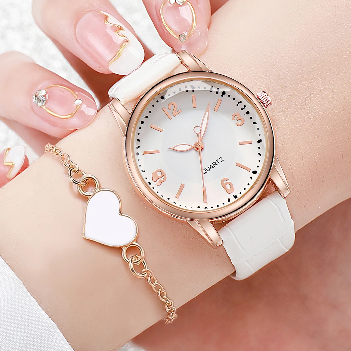 4PCS/Set Women's Fashion Watch Round Dial Leather Strap Quartz Watch with Black White Heart Bracelet