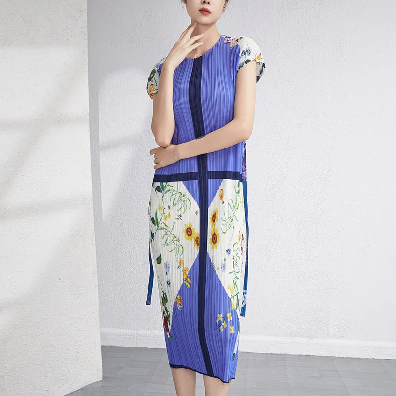 

Платье женское Плиссированное до середины икры, с круглым вырезом и коротким рукавом