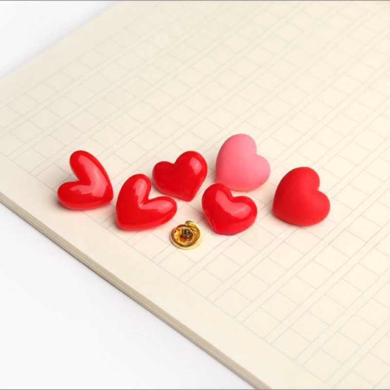 2pcs Cute Red Heart Badges for Woman Mini Cartoon Heart Resin Pins Decorative Pins Lovers' Gift Pins Clothes Bag Decorations