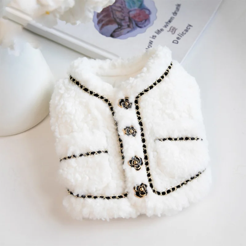 Veste Fourrure Chanel pour Chiens à 4 Boutons - 2025 - Vêtement et accessoires pour chiens - Doglovedesign