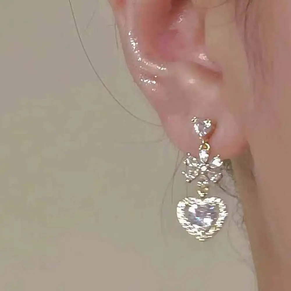 

Light Luxury Flower Love Earrings Sweet Temperament Heart Pearl Stud Gold Stud Earrings Exquisite Exquisite Earring
