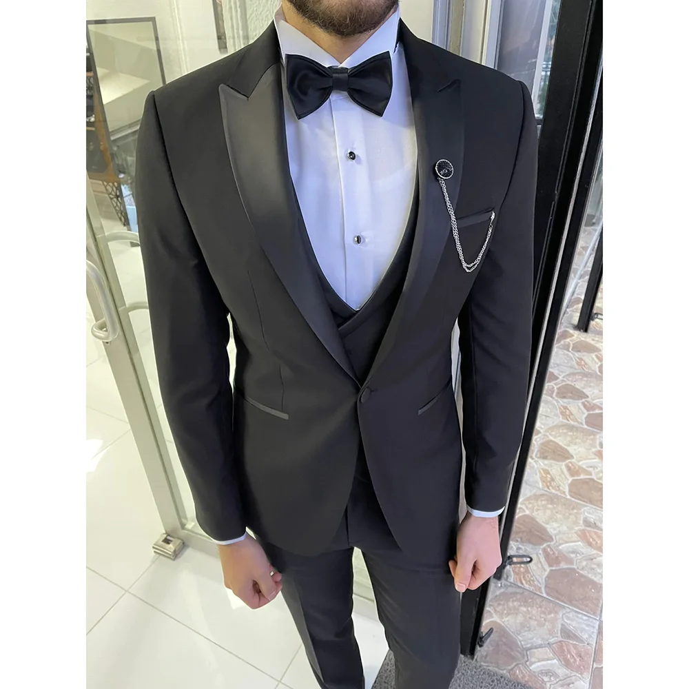 

Элегантные мужские костюмы с пиковым лацканом на одной пуговице, Черный шикарный джентльменский свадебный смокинг для жениха, блестящий костюм из 3 предметов (пиджак + жилет + брюки)