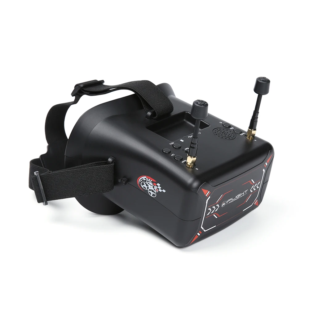 Pilote portant les lunettes FPV avec écran 4.3 pouces, casque et manette, en pleine course de drones.