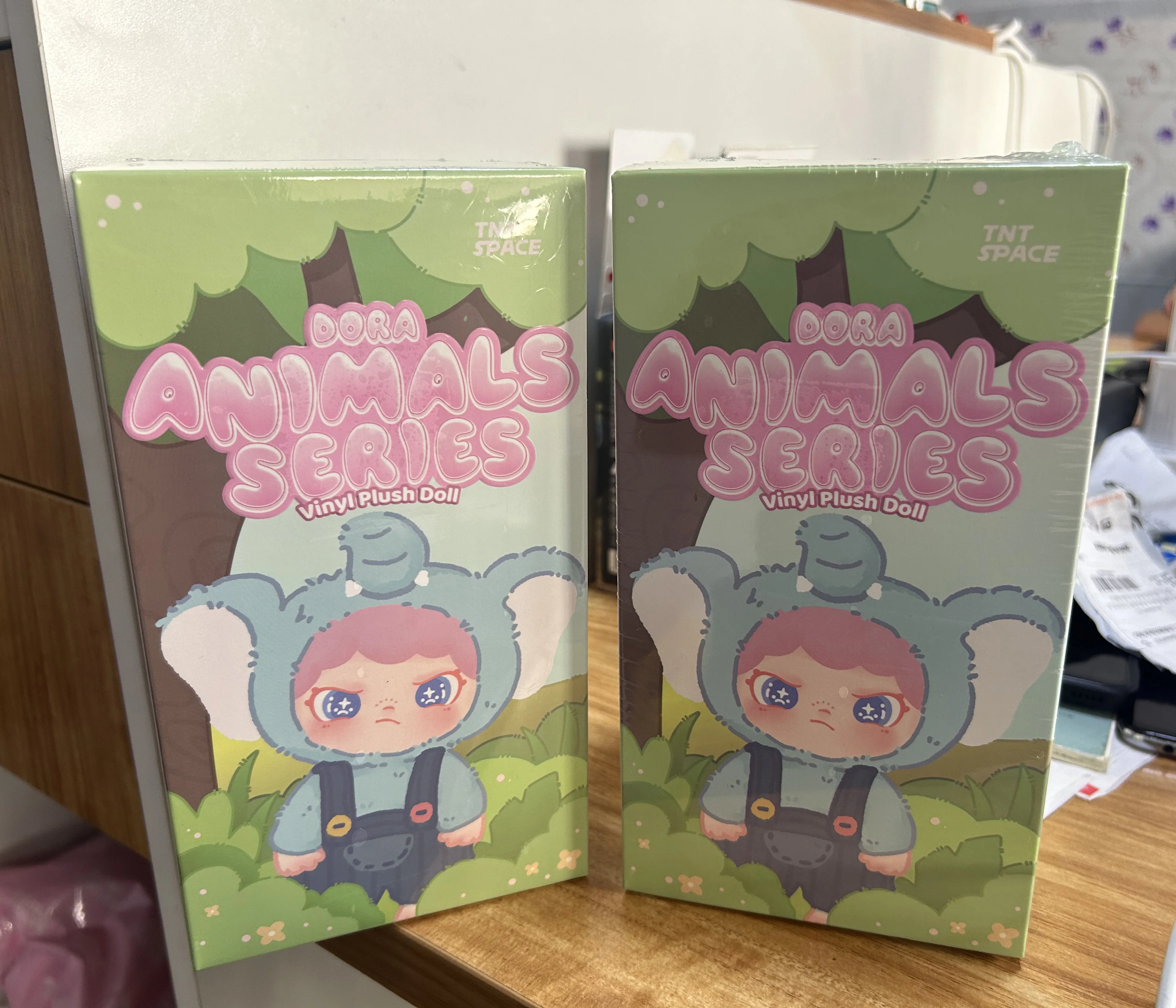Nueva caja ciega de vinilo de la serie de animales peludos Dora genuina, modelo de muñeca, accesorios de escritorio, colección sorpresa, juguetes para niñas, regalos