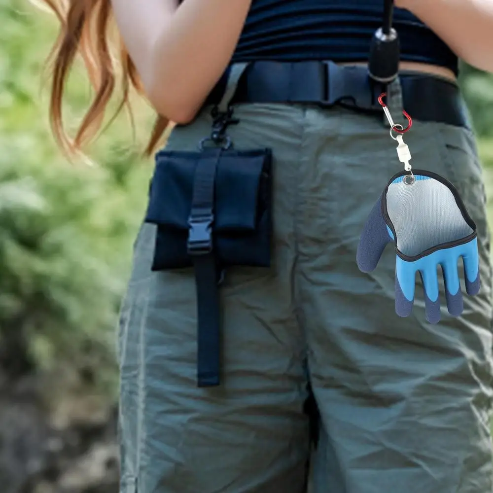 Description Picture 3 of itemFishing Catching Gloves Non-slip Fishing Gloves With Magnet Carabiner Release Hooks Waterproof Anti-stab Gloves For Winter