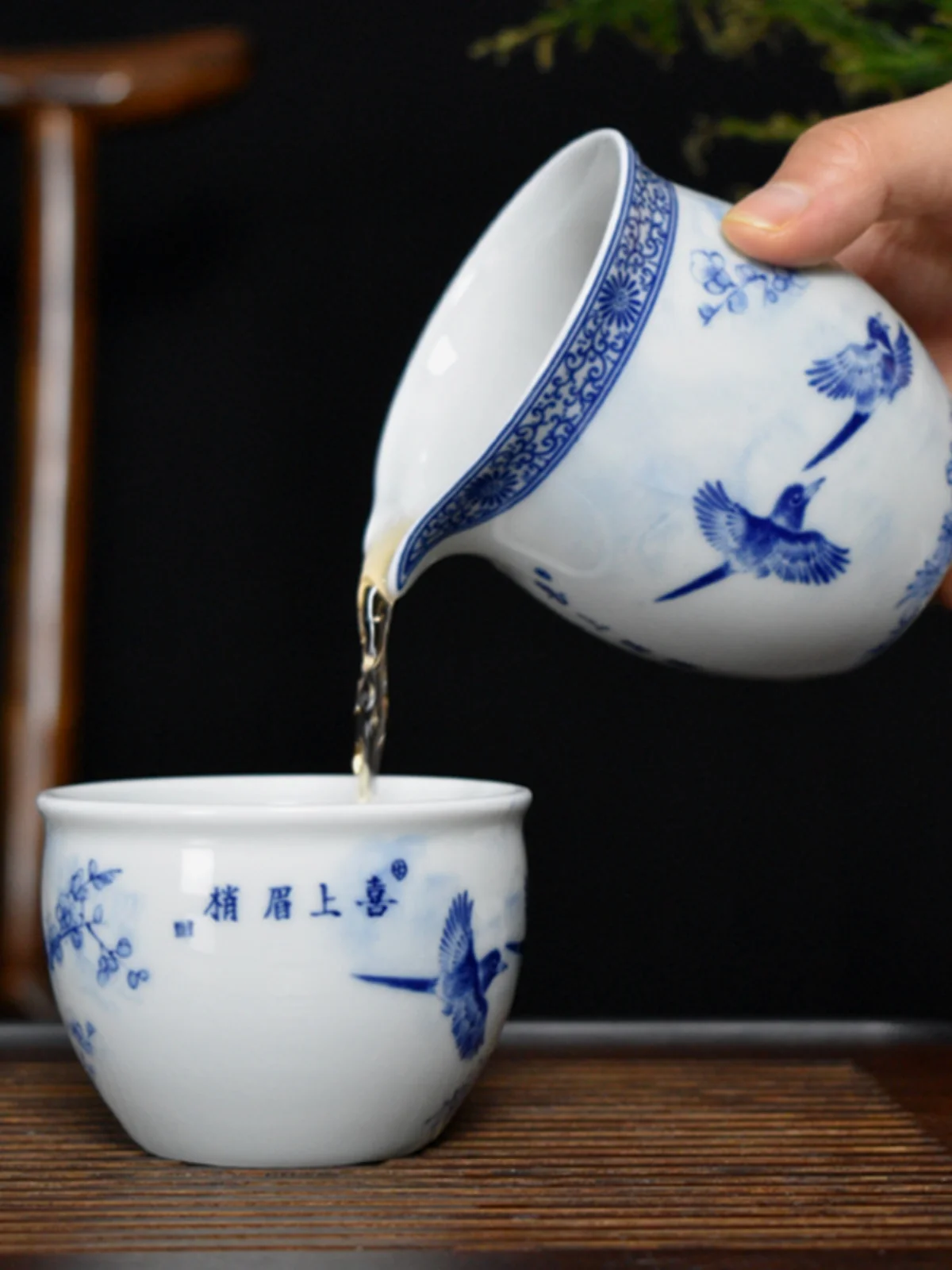 

Jingdezhen Blue And White Porcelain Fair Cup Male Cup Tea Divider Tea Sea Large Even Cup Ceramic Home Tea Accessories