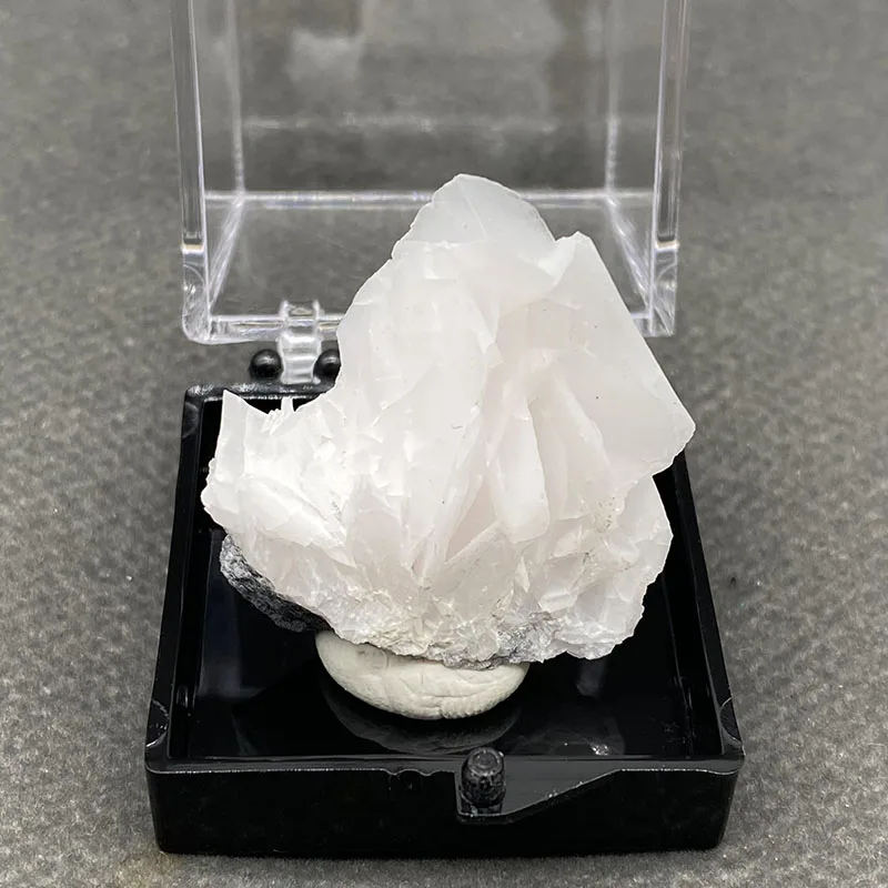 100% natural white flake calcite (fluorescent effect pink) raw stone mineral specimen healing crystal stone  Box size：35*35*35mm