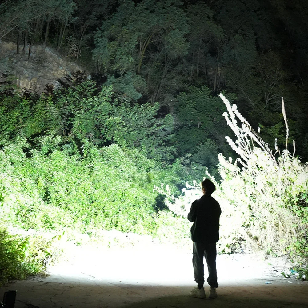 Primo piano della lampada da lavoro con batteria integrata