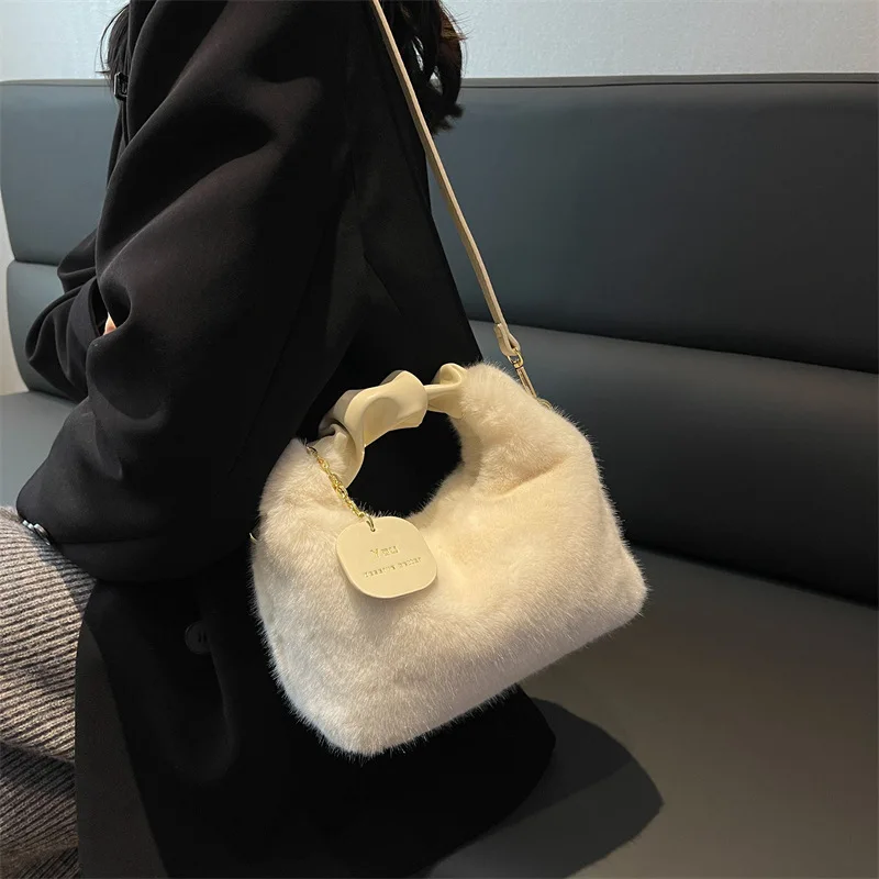 

Autumn and winter warm heart arm furry crossbody bag female cute portable hairy bag underarm high imitation mink plush bag