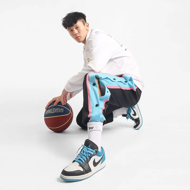 하라주쿠 패션 스포츠 남성 바지 데일리 야외 농구 운동복 속이 빈 사이드 스트라이프 버튼 플라이 디자인 크리 에이 티브 바지