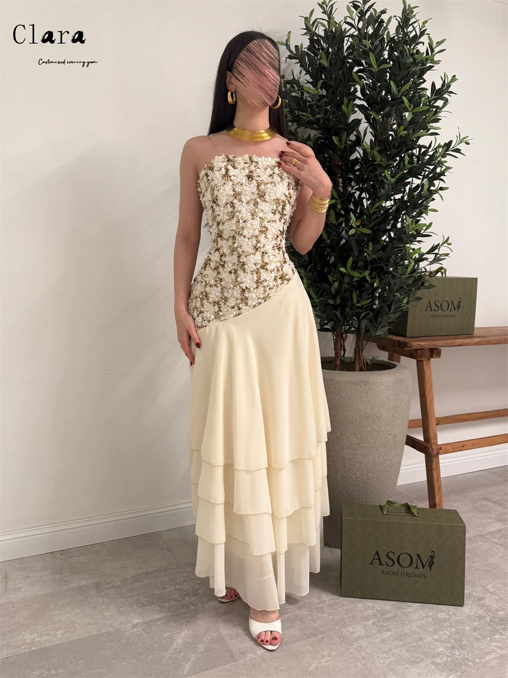 فستان كريمي بطبقات ناعمة وتطريز أنيق