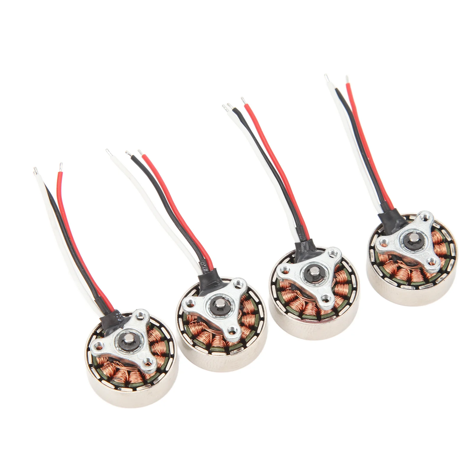 Quatre moteurs sans balais 1503 pour avion RC disposés en croix, chacun avec ses connecteurs.