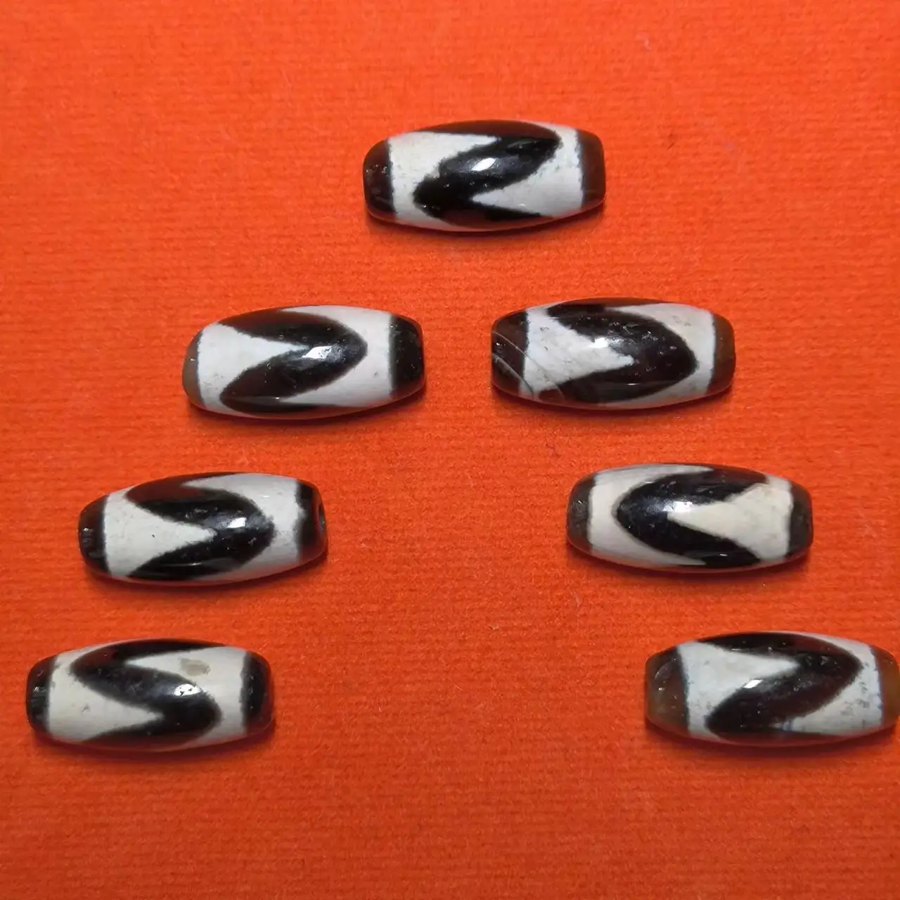 

7pcs/lot Natural Single Tiger Tooth Agate Dzi Beads black and white Weathered Horseshoe gem jewelry amulet folk-custom wholesale